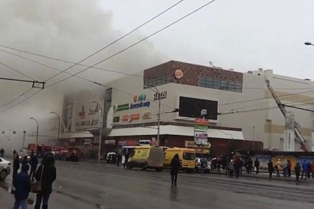 По последним данным, пожар в кемеровском ТЦ унес жизни 53 человек.