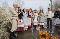 По народным белорусским поверьям, весну надо будить. И чем громче, тем лучше.