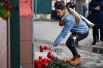 Москвичи несут цветы в память о погибших в ТЦ «Зимняя вишня» к зданию представительства Кемеровской области в Москве.
