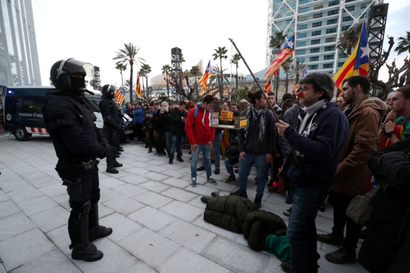 Митингующие и полицейские Mossos d'Esquadra перед консульством Германии в Барселоне.