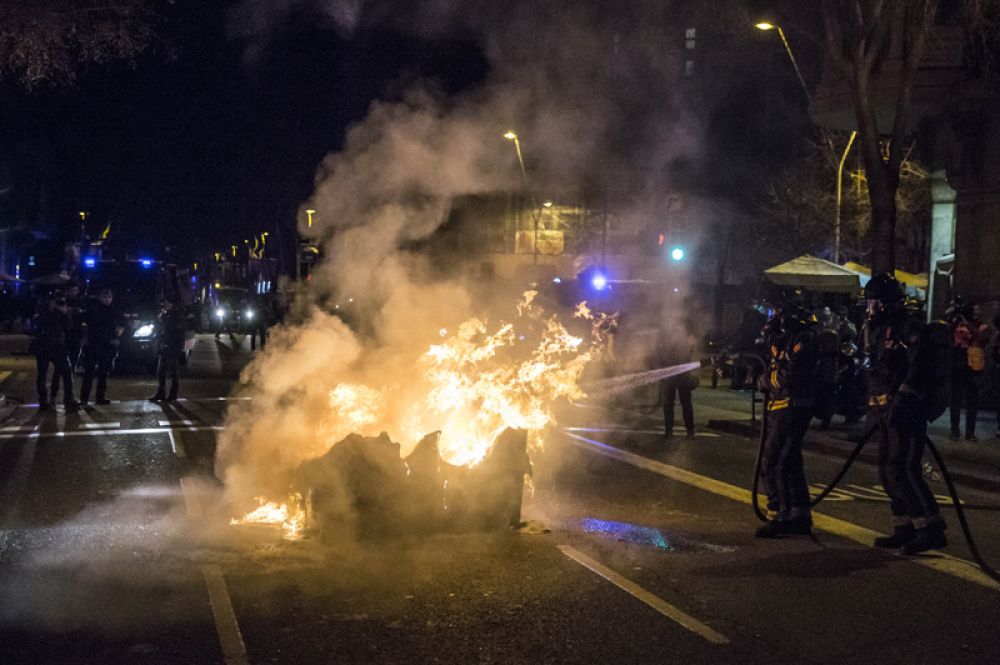 Столкновения протестующих с полицией в Барселоне.
