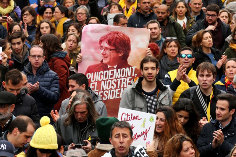 Митинг против задержания в ФРГ экс-главы каталонского правительства Карлеса Пучдемона в центре Барселоны.