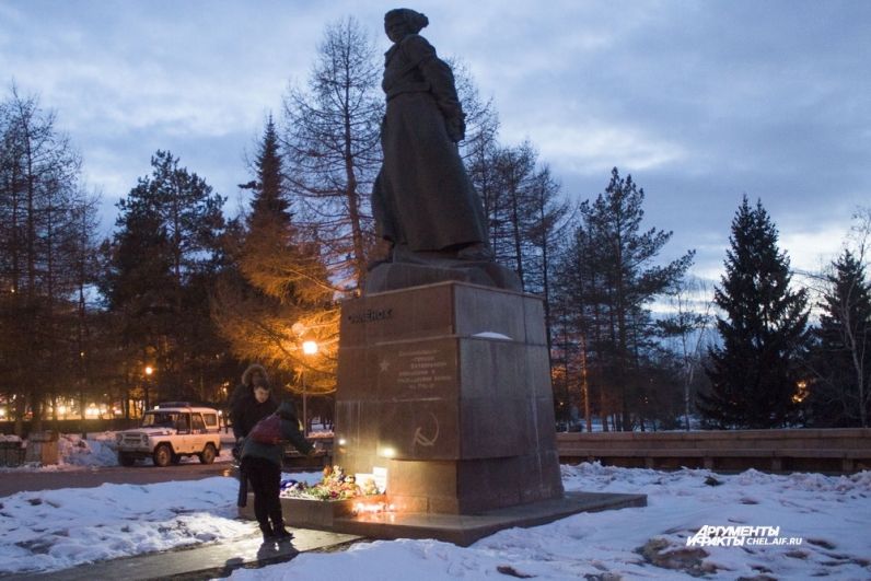 Вечером 26 марта челябинцы пришли на Алое поле, чтобы почтить память погибших в Кемерове.