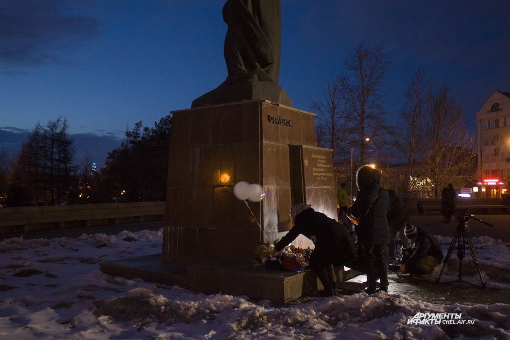 В акции памяти приняли участие несколько десятков человек.