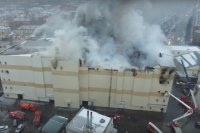 Спасатели 17 часов тушили горящий торговый центр.