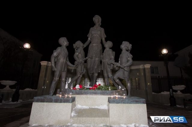 После трагедии в Кемерово оренбуржцы несут цветы к народному мемориалу.
