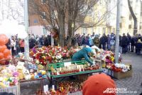 Владимир Путин возложил цветы к стихийному мемориалу возле сгоревшего ТЦ.