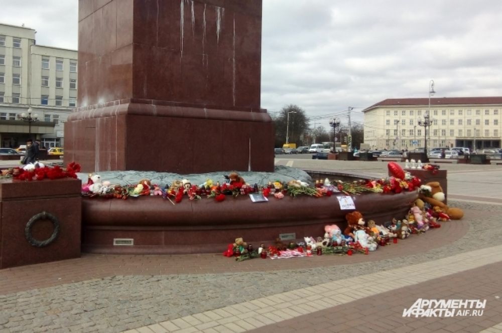 Калининградцы продолжают нести цветы на площадь.