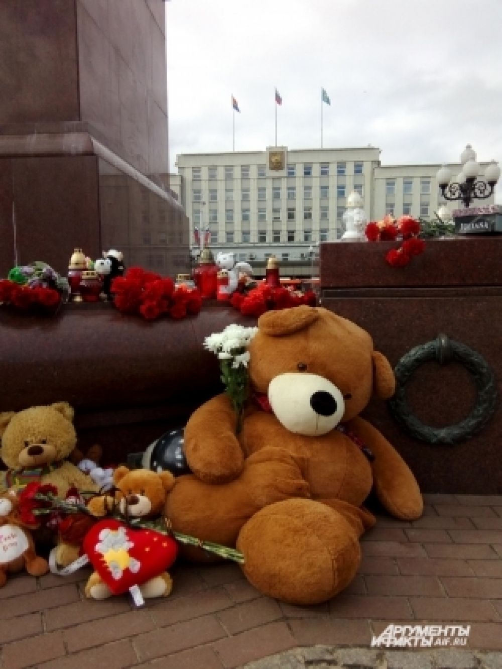 Стихийный мемориал на фоне администации города.