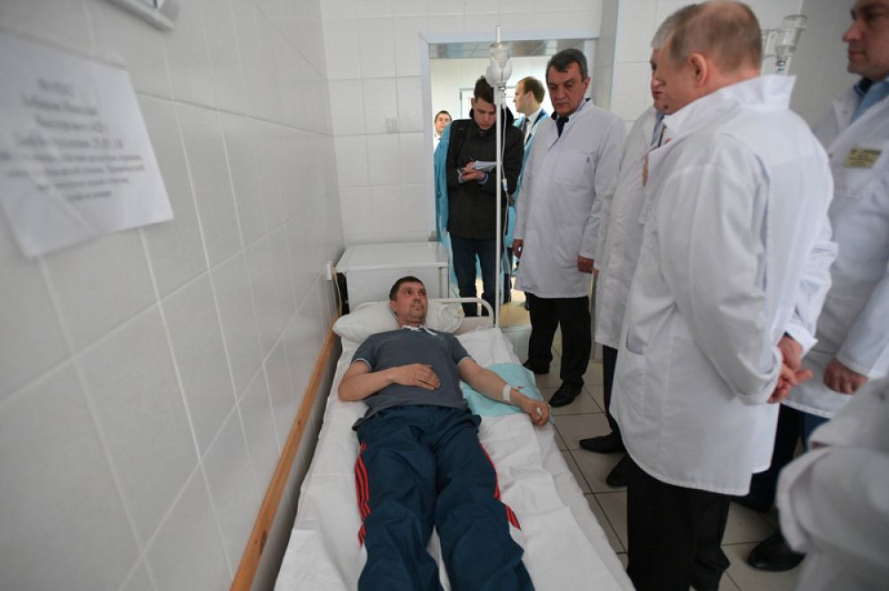 Путин пожелал всем пострадавшим выздоровления и пожал им руки.