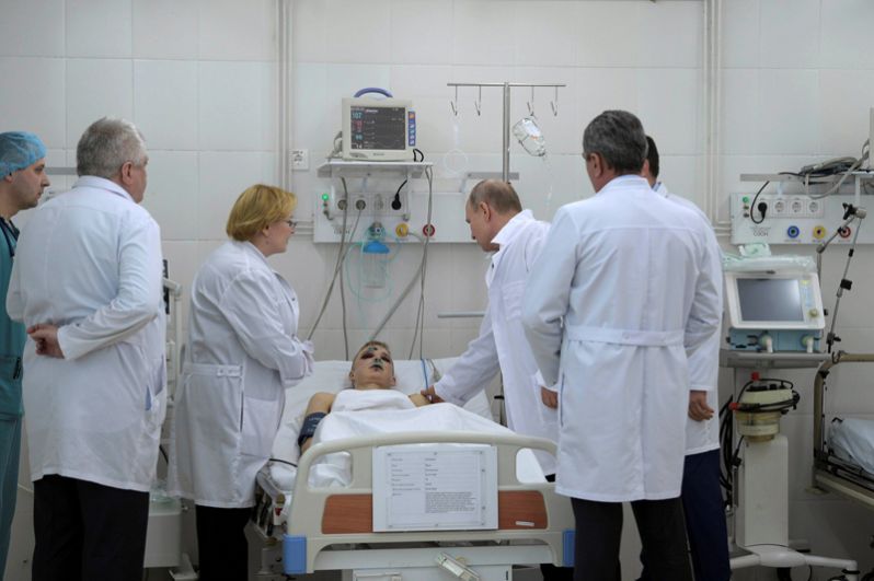 Глава государства во время посещения пострадавших при пожаре, которые сейчас находятся в областной больнице.