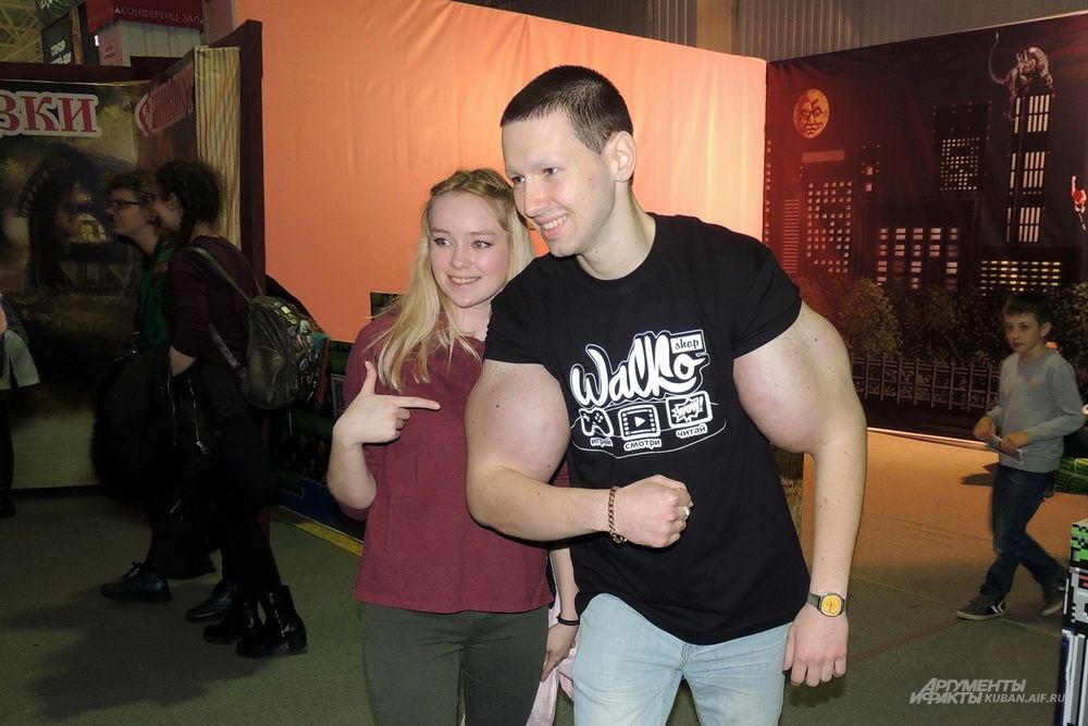 Специальным гостем «Киберкон 2018» стал синтоловый качок Кирилл Терёшин, известный в интернете как «Руки-базуки».