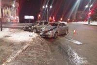 В центре Оренбурга в ДТП с Chevrolet и  Renault пострадали 2 человека.
