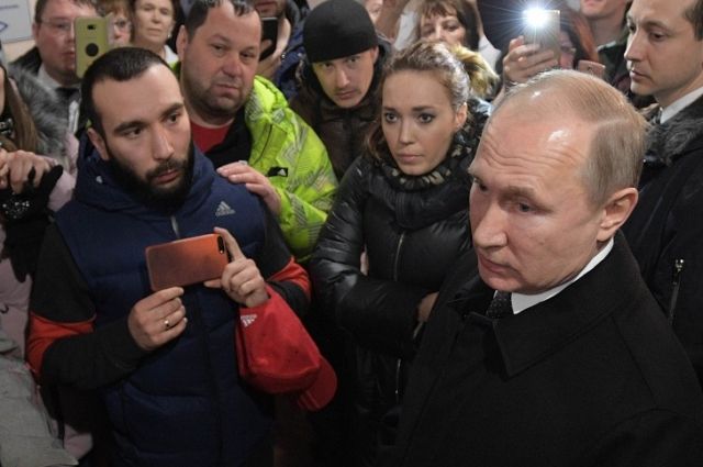 Владимир Путин во время встречи с жителями Кемерова.