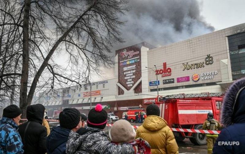 Под зданием торгового центра уже через час начали собираться люди и родственники погибших и пострадавших. Многие пытались прорваться сквозь оцепление, а также спасти своих детей, но не у многих это получилось.