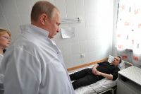 27 марта 2018. Президент РФ Владимир Путин во время посещения больницы, где находятся пострадавшие при пожаре в торговом центре «Зимняя вишня» в Кемерово.