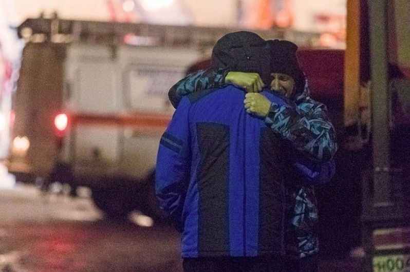 Еще одни спасшиеся из огня в Кемерово. Кстати, уже днем в понедельник, 26 марта, появилась версия о том, что пожарную сигнализацию выключил охранник. Также начался скандал и с количеством погибших - очевидцы событий сообщали о том, что жертв было гораздо больше, чем 64 человека.