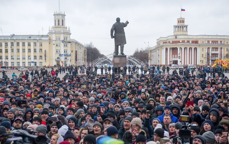 Возмущение началось с того, что Игорь Востриков, потерявший в пожарище жену, сестру и троих детей, стал возмущаться в социальных сетях и сообщил о начале митинга на площади Советов в Кемерово во вторник, 27 марта. В результате репостов и активной работы