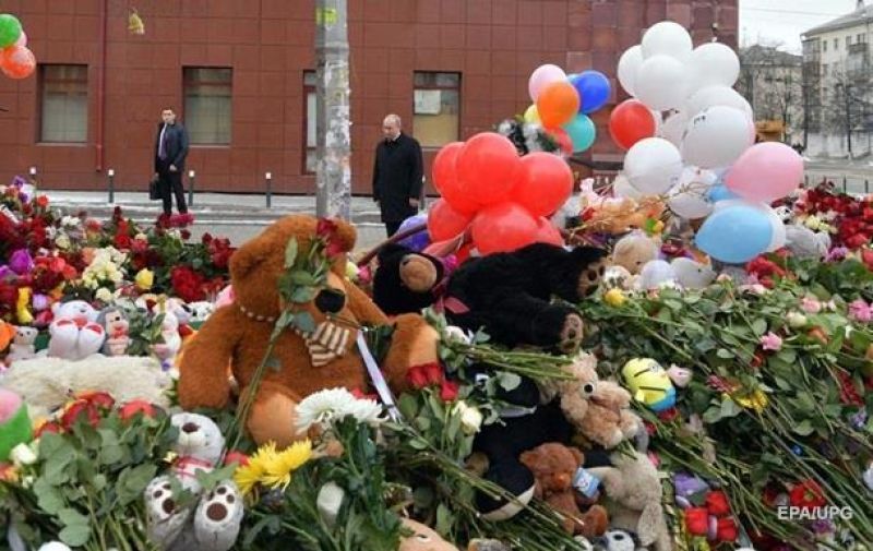 К торговому центру начинают приносить цветы и игрушки, 28 марта в России объявлен