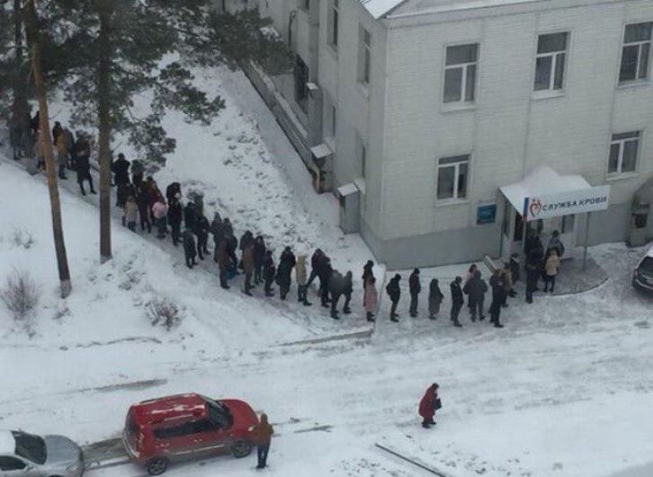 Утром в понедельник, 26 марта, жители Кемерово один за другим стали приносить теплые вещи пострадавшим, а также пришли на пункт сдачи крови. В это время тушение огня все еще продолжается.
