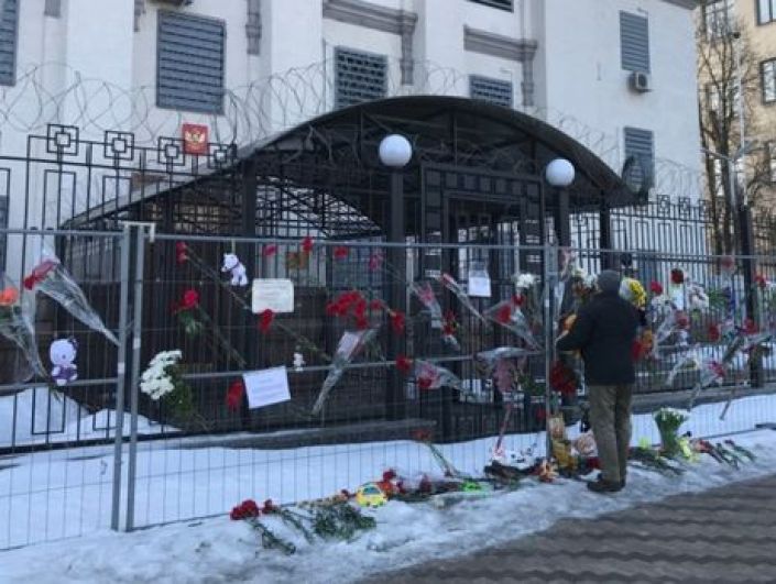 А это - посольство России в Киеве. Неравнодушные граждане принесли цветы и игрушки под здание посольства, выражая солидарность горю.