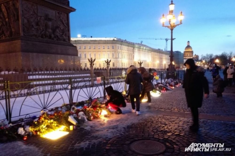 Петербуржцы пришли в центр города, чтобы выразить солидарность скорбящим жителям Кемерово.