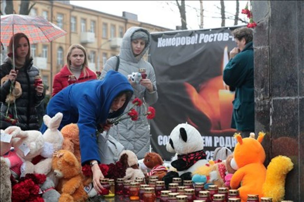 Утром 27 марта у памятника «Мать и дитя» в донской столице появился мемориал скорби. За день сюда пришли тысячи человек.