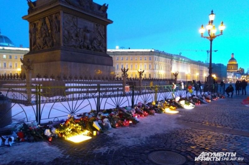 Жители Петербурга создали мемориал у Александровской колонны