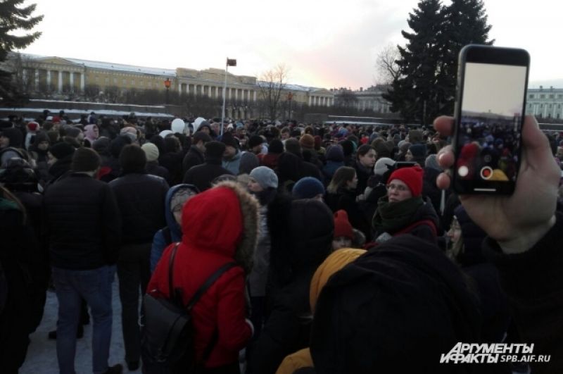 Тысячи людей пришли почтить память погибших в Кемерово.