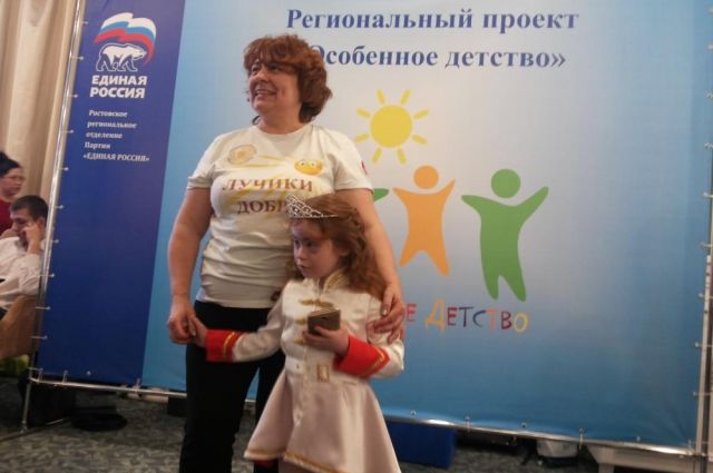 Руководитель общественной организации «Лучики добра» Надежда Литвиненко на праздники со своей дочерью.