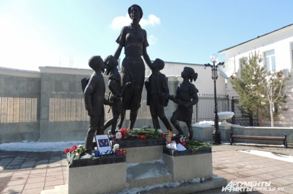 В Оренбурге жители принесли цветы и игрушки к народному мемориалу памяти погибших.