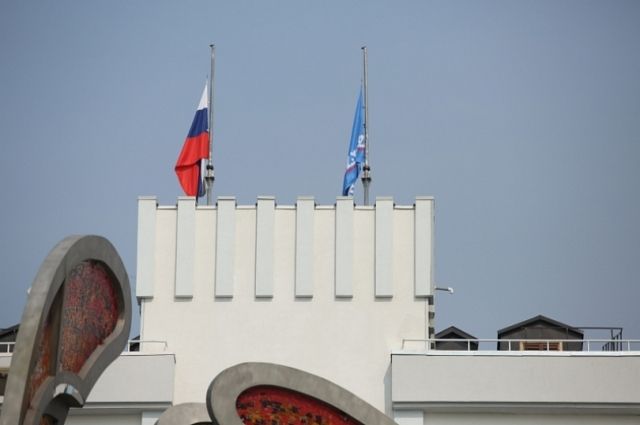На административных зданиях приспущены государственные флаги.