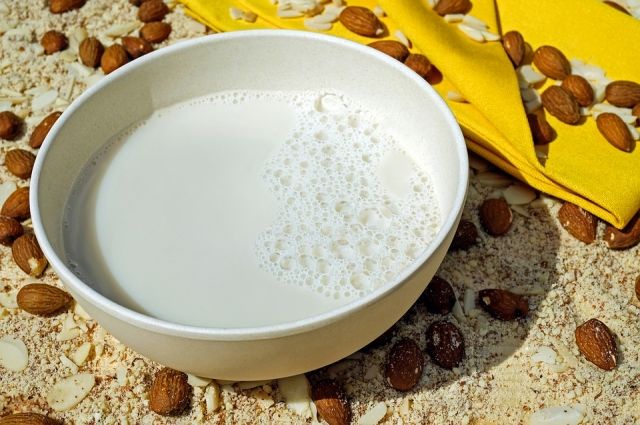 Растительное молоко можно приготовить из различных орехов, тыквенных семян, кунжута, мака, льна, овса, конопляных семечек, риса, свежего кокоса или кокосовой стружки.