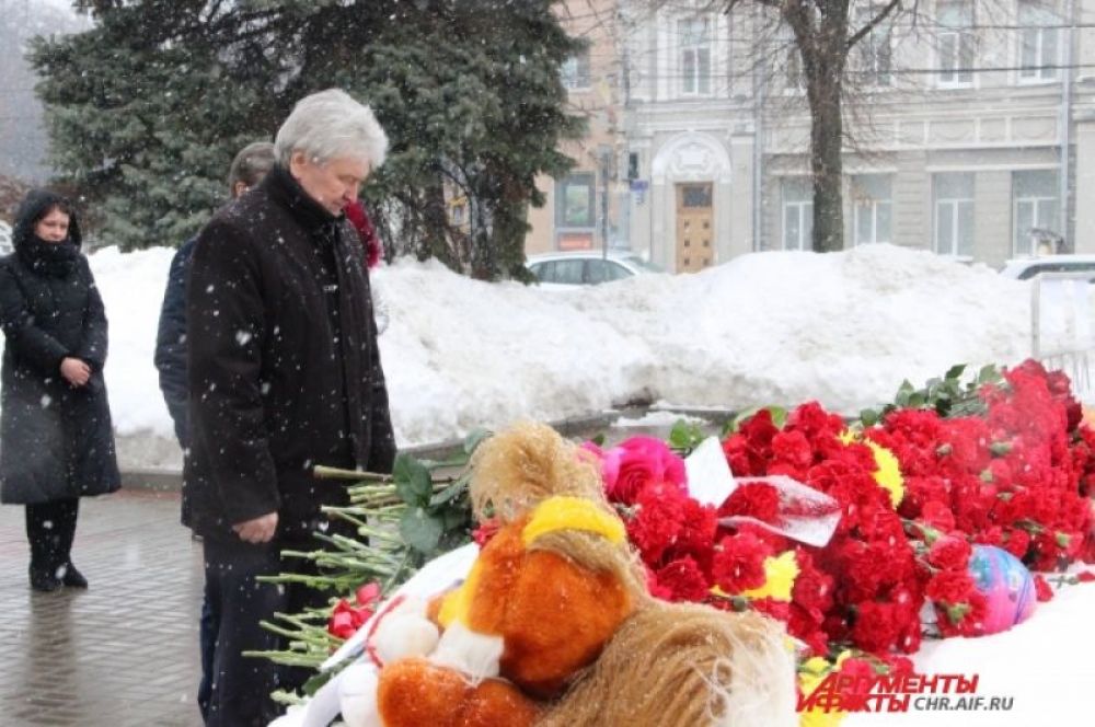 В Воронеже к импровизированному мемориалу приходили целыми семьями.