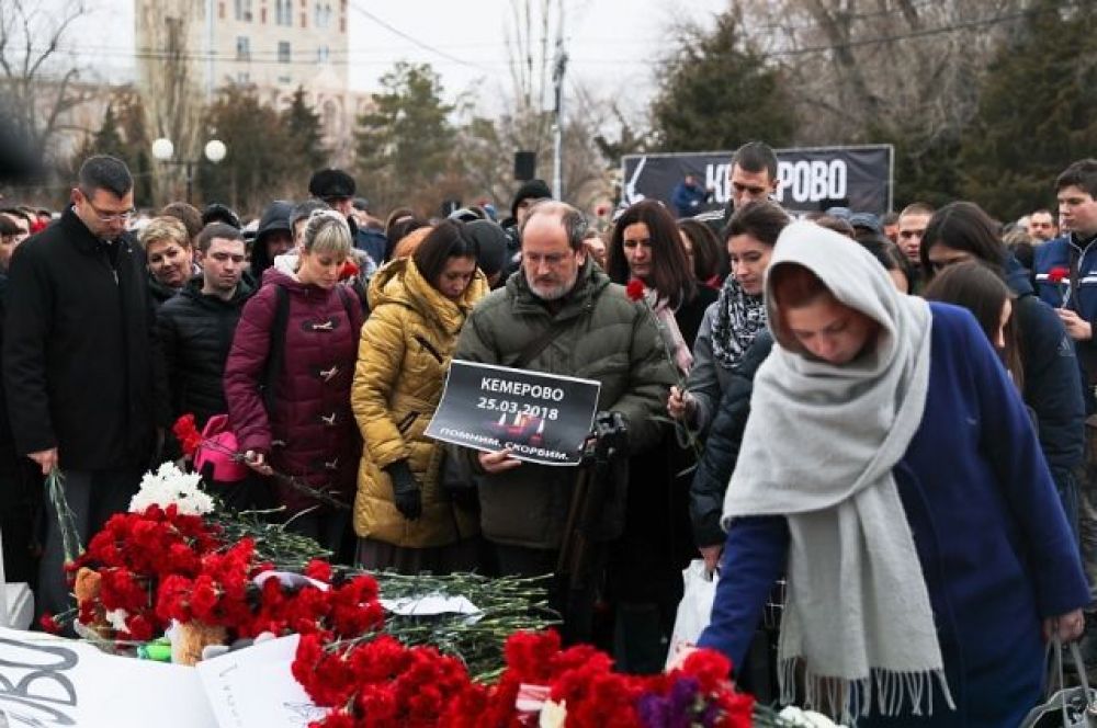 Волгоградцы собрались вспомнить жертв трагедии в Комсомольском саду.