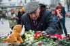Жители Симферополя возлагают цветы у мемориала на площади Ленина в память о погибших в Кемерово.