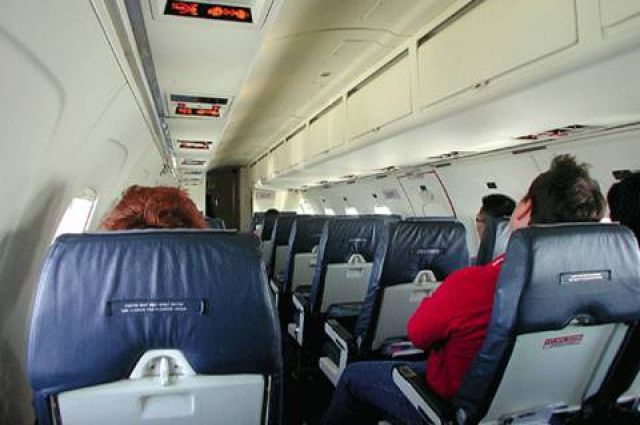 Командир самолёта отказал в полете пассажиру, потому что тот курил в туалете во время полета, что запрещено правилами.