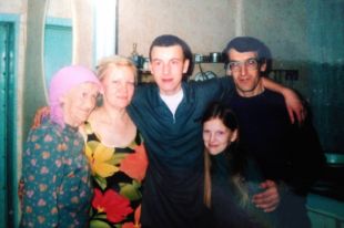 Алексей Полушкин с родителями, сестрой и бабушкой. Бабушка не дождалась, умерла в 2012 году.