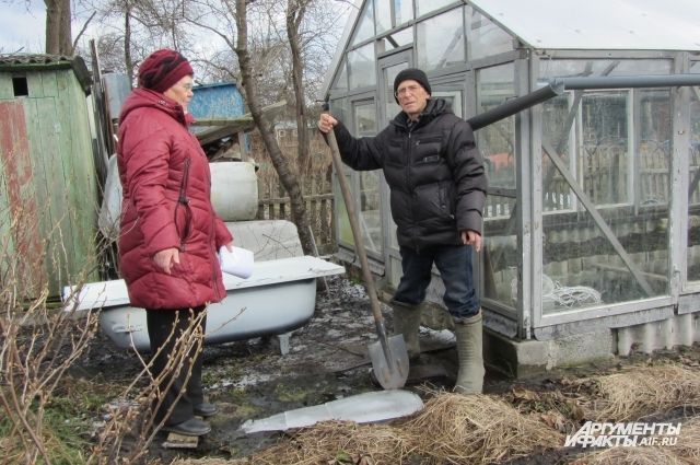Евдокия и Анатолий Адеевы пытаются осушить участок своими силами: подсыпают грунт, роют канавы.  