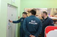 Сотрудники МЧС проверили соблюдение противопожарных правил в крупном ТЦ Ханты-Мансийска.
