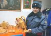 Заключённые сделали из дерева кубок, который готовы вручить российской сборной по футболу (так как, по их мнению, другой награды национальная команда не заслуживает).