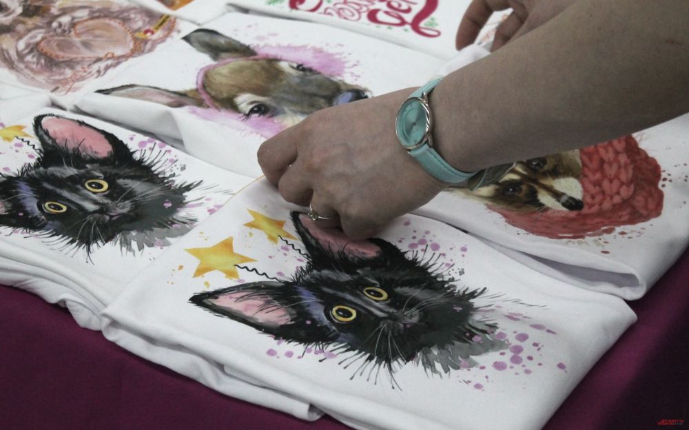 На выставке можно купить футболку или пряник с изображением кота. Вырученные средства пойдут в благотворительный фонд