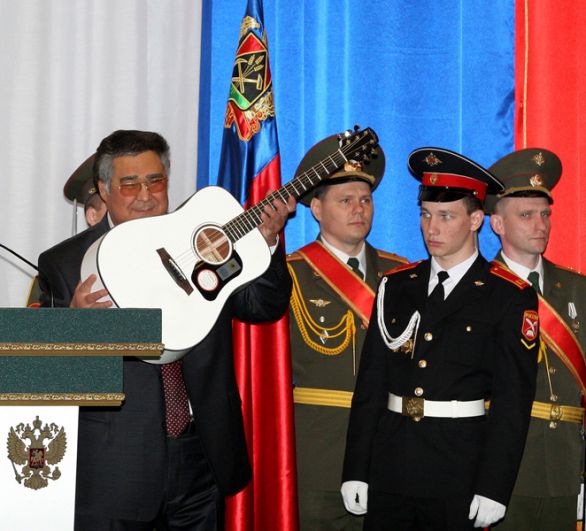 Аман Тулеев, ставший главой Кемеровской области в четвертый раз подряд, во время церемонии инаугурации в рамках внеочередной сессии Совета народных депутатов Кемеровской области в Государственной филармонии Кузбасса. 2010 год.