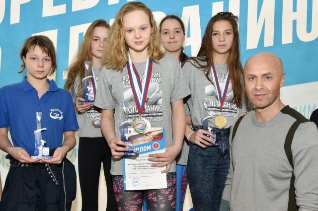 Владимир Сельков (слева) считает важным поддерживать молодых спортсменов.