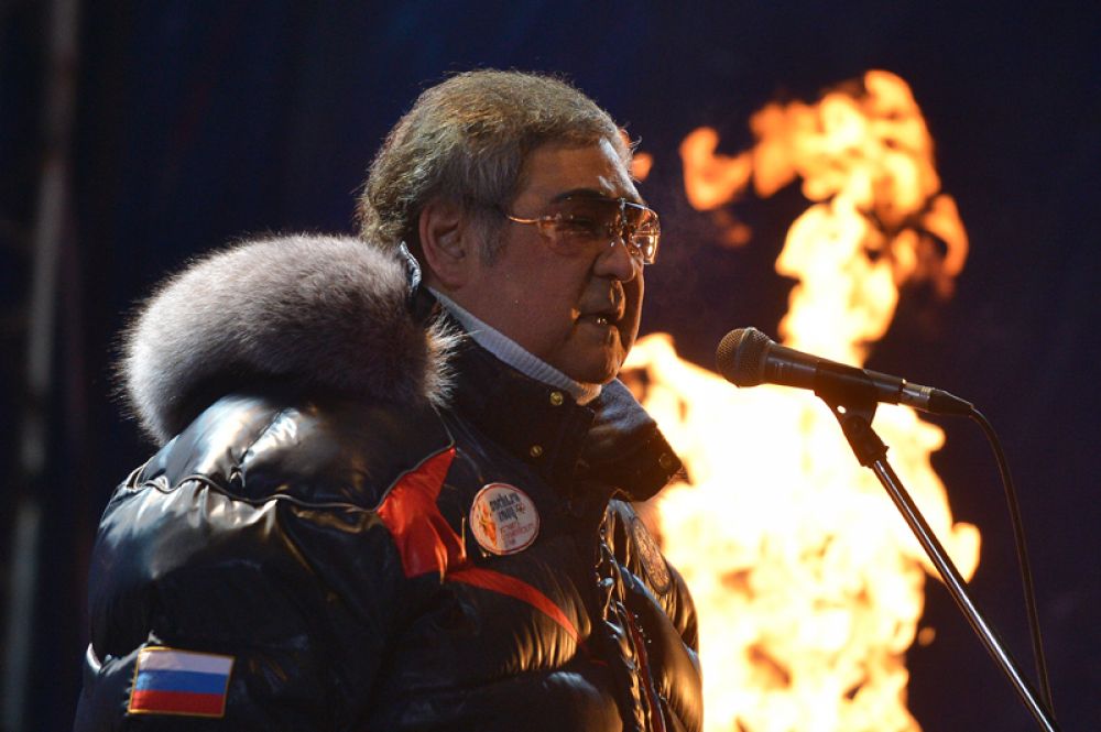 Губернатор Кемеровской области Аман Тулеев на торжественной церемонии зажжения чаши Олимпийского огня в Кемерово. 2013 год.