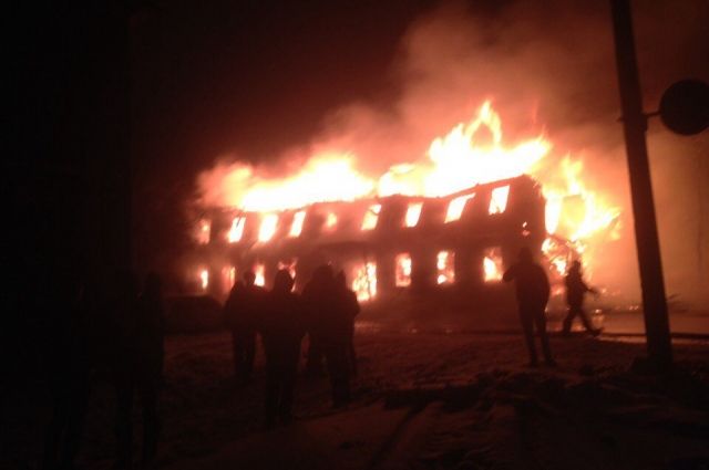 Двухэтажное общежитие сгорело в Мегионе
