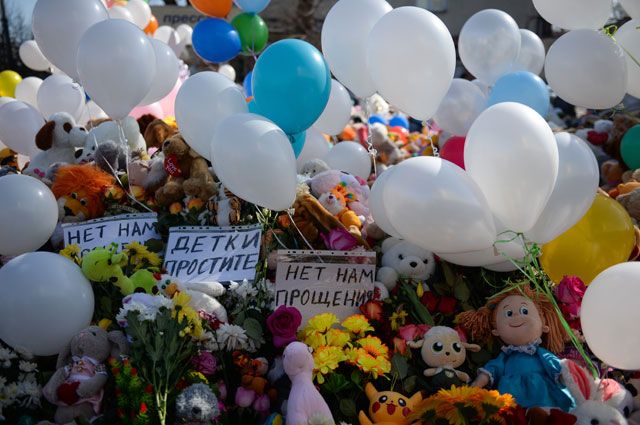 Цветы и воздушные шары в память о жертвах пожара в торгово-развлекательном центре «Зимняя вишня» в Кемерово.