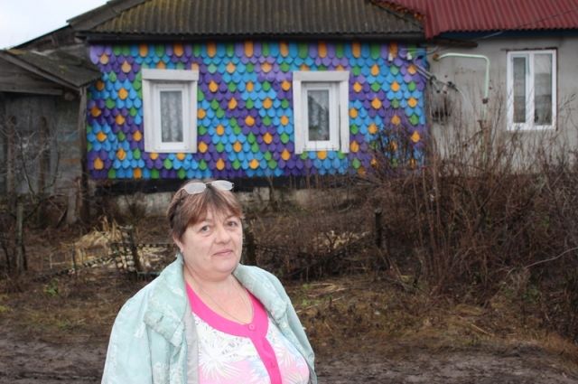 Елена Синицына превратила фасад своего дома в «чешую дракона» с помощью простых поленьев.