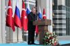 Владимир Путин выступает на церемонии запуска строительства первого энергоблока атомной электростанции «Аккую» у президентского дворца в Анкаре.