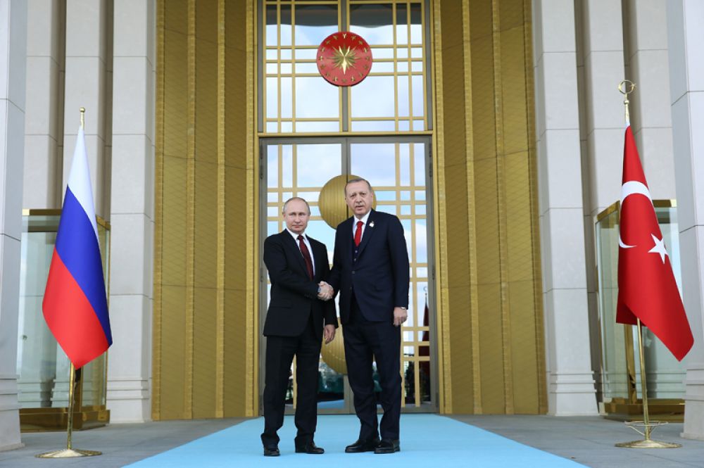 Владимир Путин и Реджеп Тайип Эрдоган на церемонии официальной встречи на площади перед Дворцом президента Турции в Анкаре.